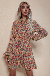 Chiffonkleid mit V-Ausschnitt und hoher Taille und Blumenmuster